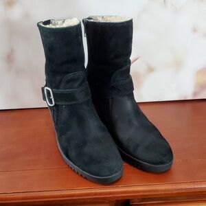 UGG Black Boots with Suede Finish - 7